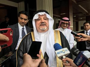 Safari Dubes Saudi ke Pejabat-pejabat RI Safari Dubes Saudi ke Pejabat-pejabat RI