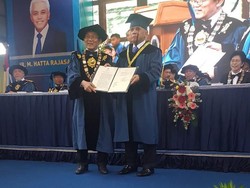 Hatta Rajasa Terima Doktor Honoris Causa dari ITB