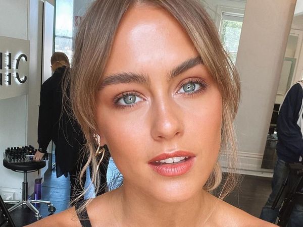 Foto: Model Ini Pakai Crop Top Seksi dan Sneakers Saat Menikah