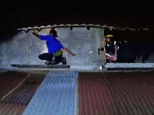 Begini Cara Damkar Sukoharjo Tangani Sarang Tawon Vespa Begini Cara Damkar Sukoharjo Tangani Sarang Tawon Vespa