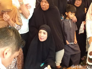 Impian Nindy Ajak Umrah Ayahnya Belum Terbayar Impian Nindy Ajak Umrah Ayahnya Belum Terbayar
