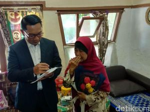 Sambangi Gurunya Sewaktu SD, Ridwan Kamil Beri Hadiah Umrah