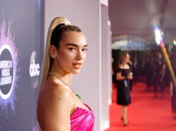 Gaya Para Selebriti di Red Carpet American Music Awards 2019