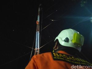 Pekerja Tower di Maros Sulsel Terlilit Tali, Terjebak di Menara 55 Meter