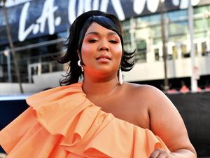 Pakai Tas Seukuran Barbie, Lizzo Curi Perhatian di American Music Awards Pakai Tas Seukuran Barbie, Lizzo Curi Perhatian di American Music Awards