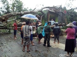 Hujan Disertai Angin Kencang Rusak Puluhan Rumah di Sragen