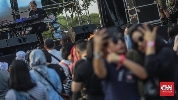 Penampilan musisi, Fariz RM dalam gelaran The 90's Festival di JiExpo Kemayoran, Jakarta, Minggu, 24 November 2019. CNN Indonesia/Bisma Septalisma