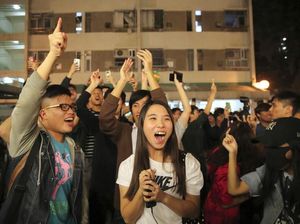 Sorak Sorai Warga Hong Kong Rayakan Kemenangan Partai Pro-Demokrasi
