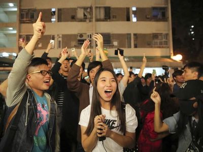 Sorak Sorai Warga Hong Kong Rayakan Kemenangan Partai Pro-Demokrasi