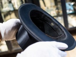 Topi Silinder Milik Hitler Dilelang Seharga Rp 775 Juta