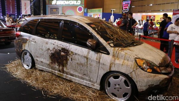 Saat Mobil Karatan Ikut Ajang Modifikasi