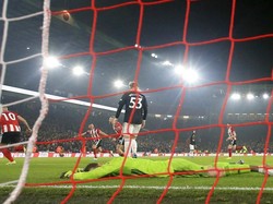 Blundermu Jadi Sejarah, Phil Jones...