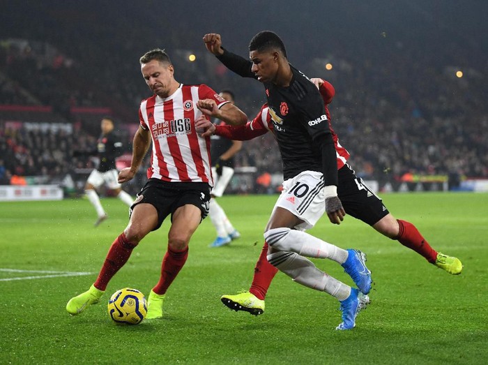 SHEFFIELD, ENGLAND - NOVEMBER 24: Marcus Rashford of Manchester United is challenged by Phil Jagielka of Sheffield United during the Premier League match between Sheffield United and Manchester United at Bramall Lane on November 24, 2019 in Sheffield, United Kingdom. (Photo by Shaun Botterill/Getty Images)