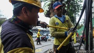 Kabel Semrawut di Kramat Raya Dibabat Habis