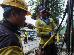 Kabel Semrawut di Kramat Raya Dibabat Habis