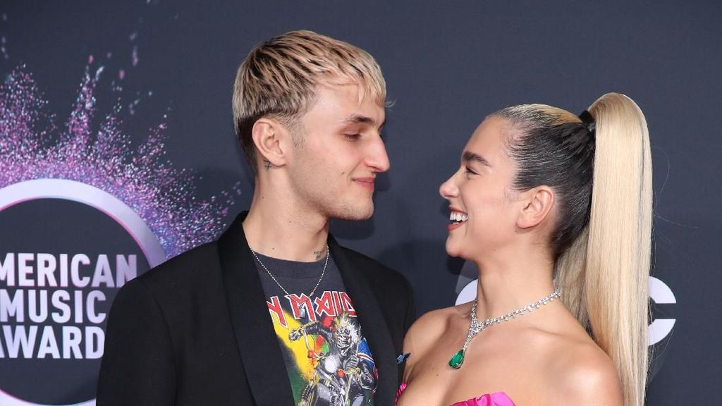 Dua Lipa Cium Anwar Hadid, Agnez Mo, Selena Gomez hingga Billie Eilish