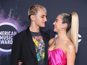 Dua Lipa Cium Anwar Hadid, Agnez Mo, Selena Gomez hingga Billie Eilish
