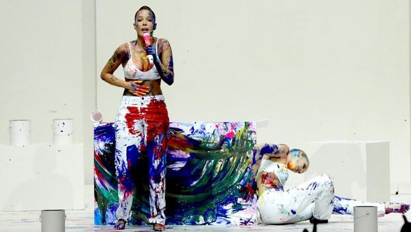 Halsey Bermandikan Cat di American Music Awards 2019