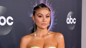 Gaya Agnez Mo di Red Carpet AMAs 2019