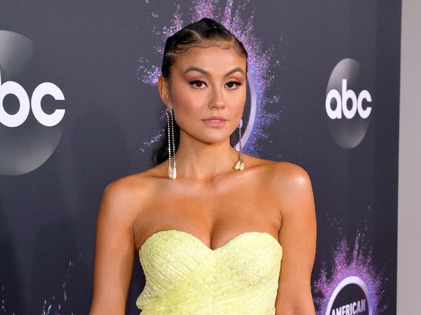 Gaya Agnez Mo di Red Carpet AMAs 2019