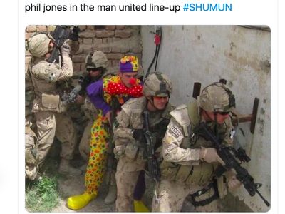 Phil Jones dan Solksjaer Jadi Bulan-bulanan Netizen