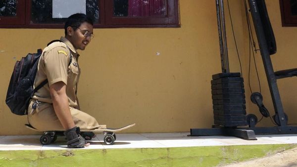 Kegigihan Mohamat Hikmat Menjadi Guru di Tengah Keterbatasan