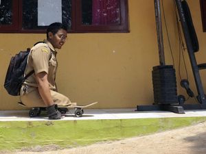 Kegigihan Mohamat Hikmat Menjadi Guru di Tengah Keterbatasan