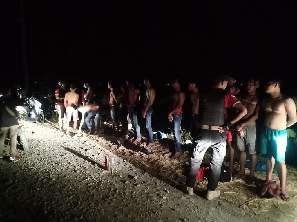 Belasan Remaja di Probolinggo Diamankan Saat Pesta Miras Oplosan Belasan Remaja di Probolinggo Diamankan Saat Pesta Miras Oplosan