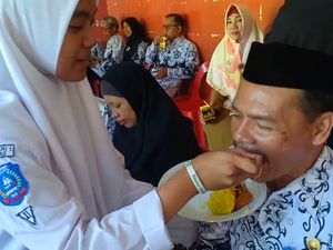 Keren! Di Hari Guru Pelajar Parepare Cuci Motor dan Suapi Gurunya