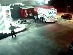 Lupa  Rem Tangan Sopirnya Tahan Truk Bak Superman