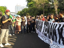 Para Suporter Juga Geruduk Grahadi Ancam Duduki Kedutaan Malaysia