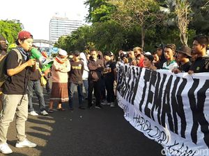 Para Suporter Juga Geruduk Grahadi Ancam Duduki Kedutaan Malaysia Para Suporter Juga Geruduk Grahadi Ancam Duduki Kedutaan Malaysia