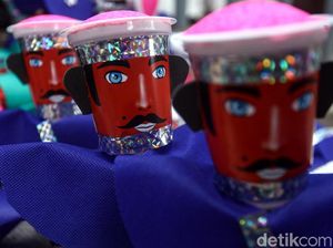 Unik! Ondel-Ondel Ini Dibuat dari Sampah Botol Plastik Unik! Ondel-Ondel Ini Dibuat dari Sampah Botol Plastik