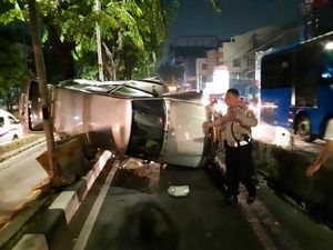 Minibus Terguling di Jalan Arteri Pondok Indah, Tutup Jalur Busway