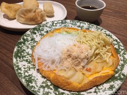 Pempek Selamat: Pempek Lenggang dan Pastel Khas Jambi di Kafe Cantik