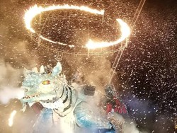 Seperti Dongeng, Patung Naga Raksasa Berkeliaran di Prancis