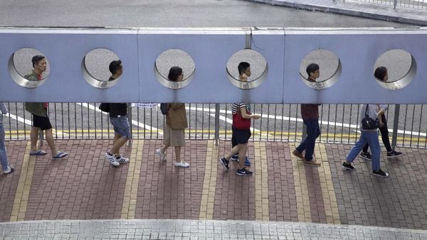 Warga Hong Kong Antre untuk Memilih Anggota Dewan Lokal