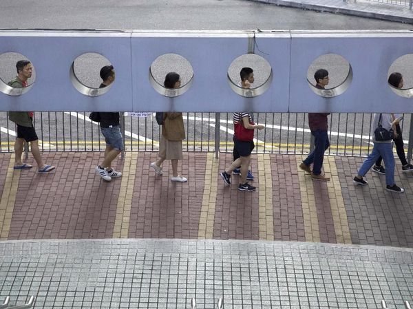 Warga Hong Kong Antre untuk Memilih Anggota Dewan Lokal