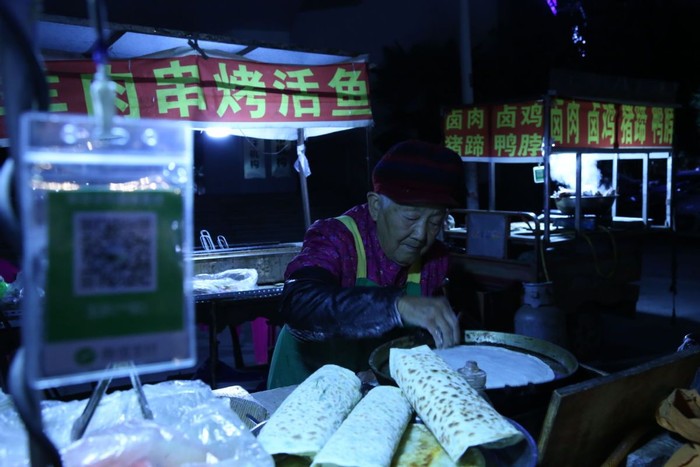 Di Usia 94 Tahun, Nenek Ini Masih Semangat Jualan Pancake Malam Hari