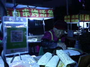 Di Usia 94 Tahun, Nenek Ini Masih Semangat Jualan Pancake Malam Hari
