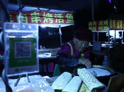 Di Usia 94 Tahun, Nenek Ini Masih Semangat Jualan Pancake Malam Hari