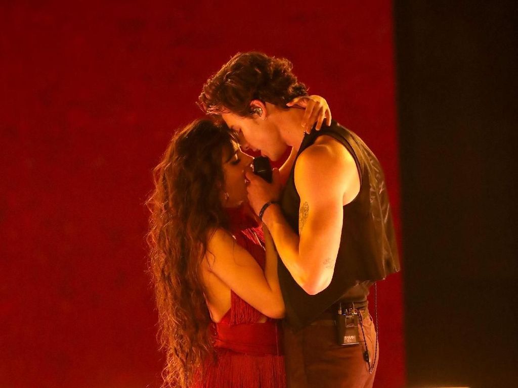Mesranya Camila Cabello dan Shawn Mendes di American Music Awards 2019 Mesranya Camila Cabello dan Shawn Mendes di American Music Awards 2019