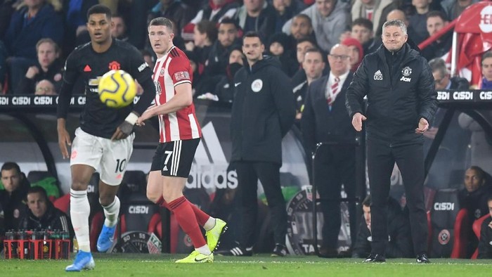 SHEFFIELD, ENGLAND - NOVEMBER 24: Ole Gunnar Solskjaer, Manager of Manchester United gives instructions during the Premier League match between Sheffield United and Manchester United at Bramall Lane on November 24, 2019 in Sheffield, United Kingdom. (Photo by Michael Regan/Getty Images)