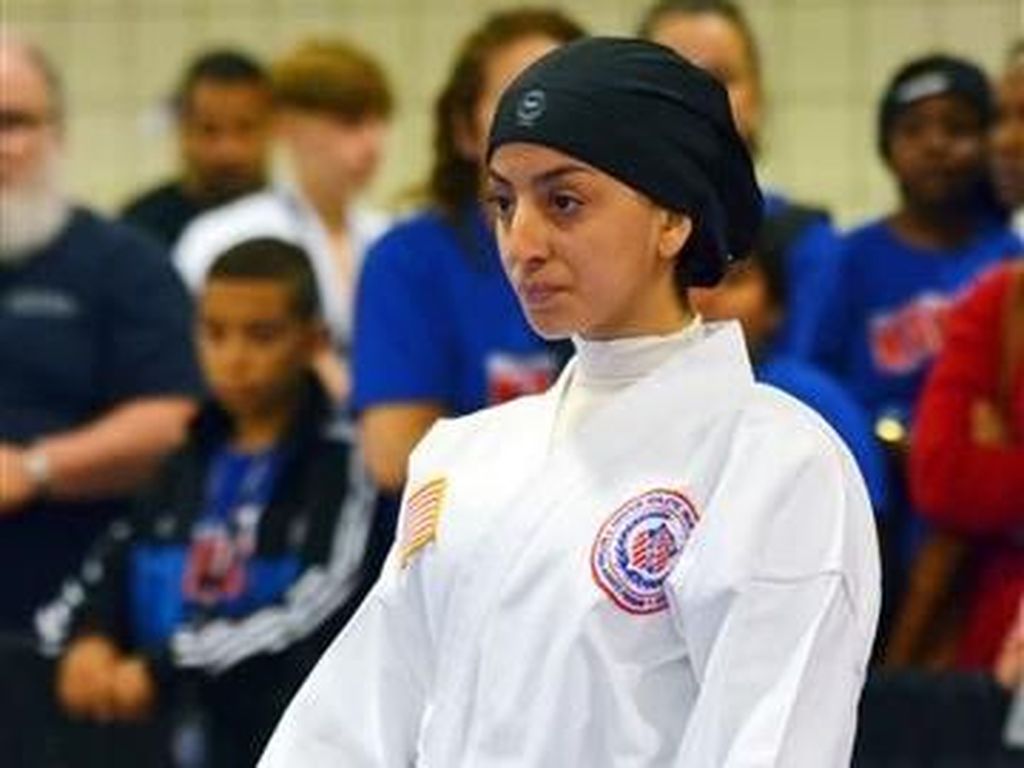Kisah Inspiratif Hijabers 17 Tahun yang Mendobrak Kompetisi Karate di AS