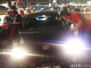 Mobil Tabrak Trotoar di Jalan Daan Mogot Jakbar, Lalin Padat Mobil Tabrak Trotoar di Jalan Daan Mogot Jakbar, Lalin Padat