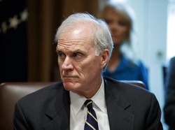 Trump Pecat Pemimpin Angkatan Laut AS