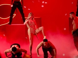 Aksi Emosional Taylor Swift sebagai Artist of Decade