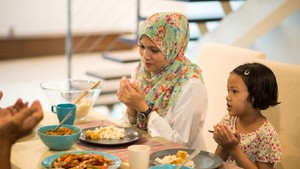 Doa Sesudah Makan Sesuai Sunnah, Arab, Latin, dan Artinya