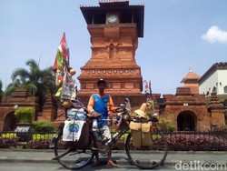 Demi Buka Ruang Baca, Edi Bersepeda dari Lahat Hingga Papua