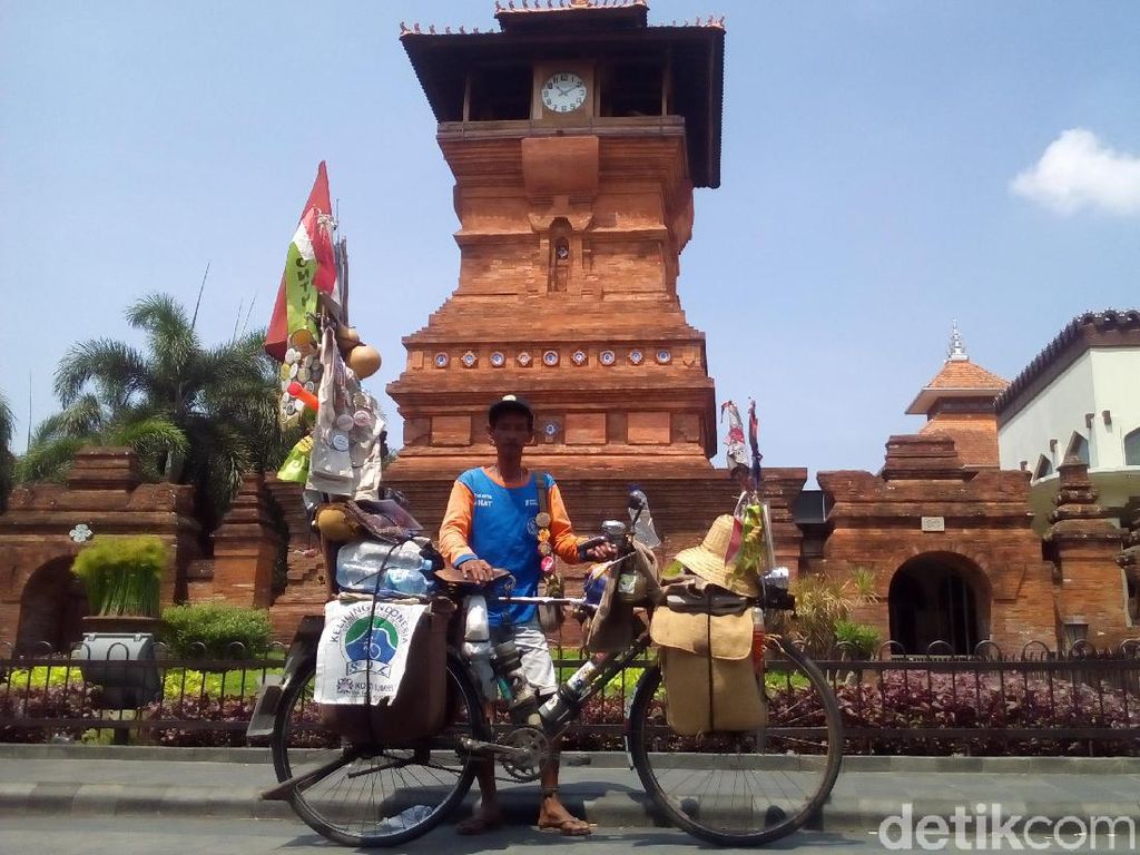Demi Buka Ruang Baca, Edi Bersepeda dari Lahat Hingga Papua Demi Buka Ruang Baca, Edi Bersepeda dari Lahat Hingga Papua